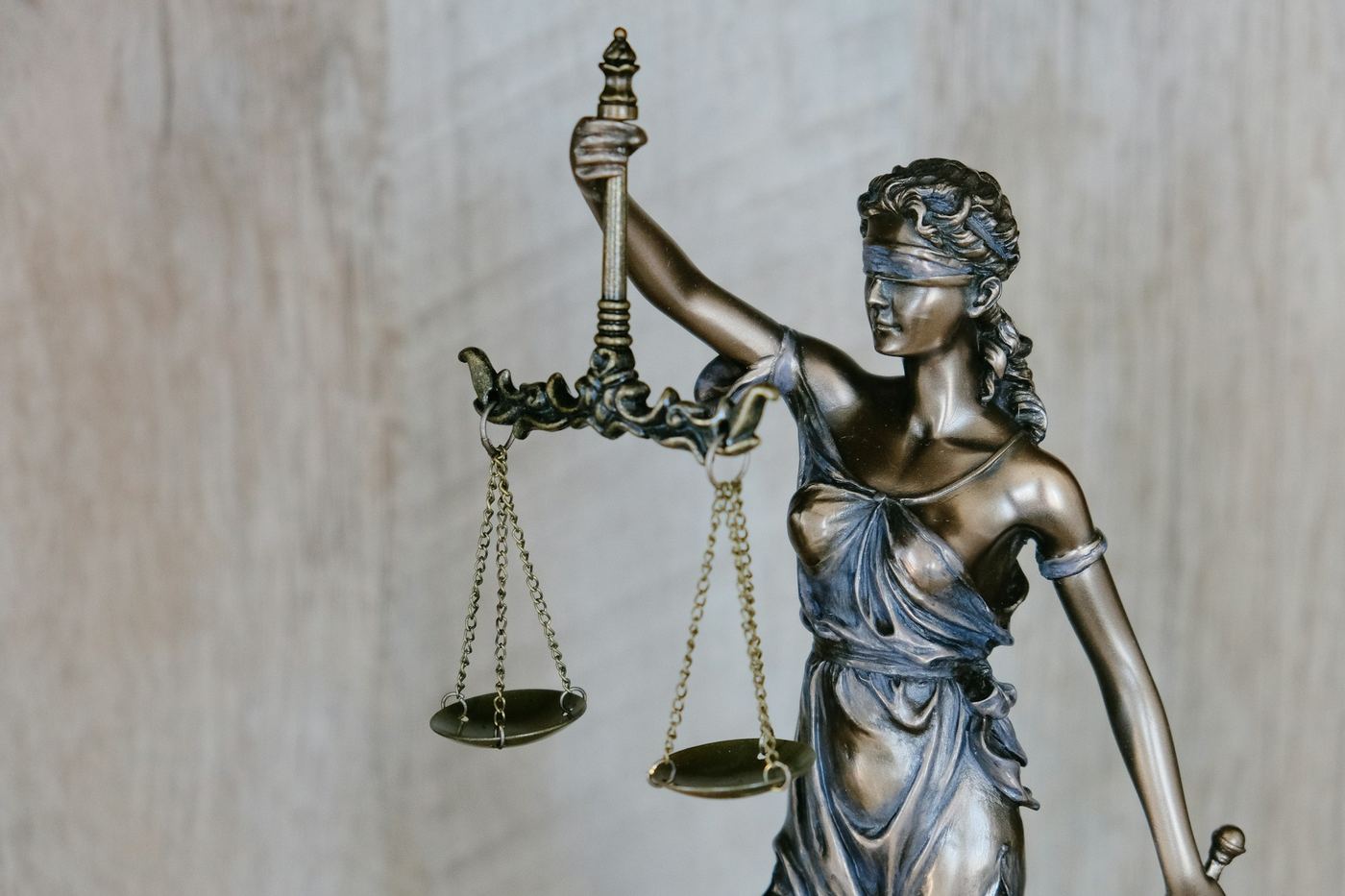 Figura Temidy z wagą, symbol sprawiedliwości